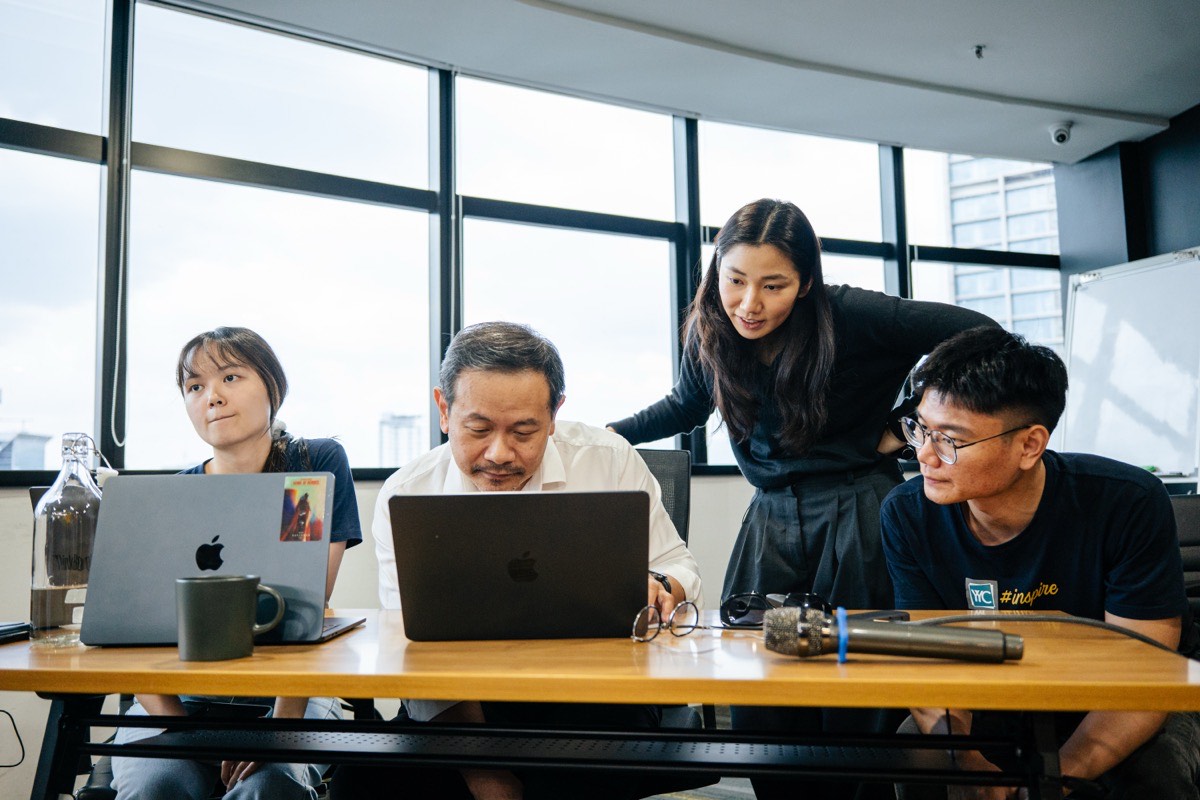 Michelle coaching a team one-on-one at their table during the workshop